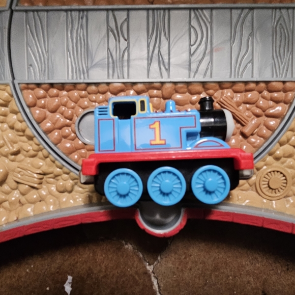 Learning Curve Take Along Thomas the Train with Roundhouse Portable Playset - Picture 4 of 8